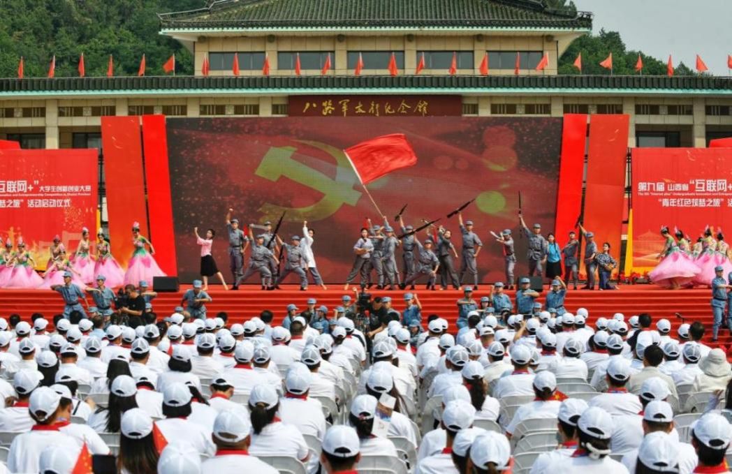 厅长马骏为“红旅”学子授旗